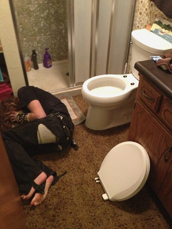 7. Выпившие люди превращаются в Халков и сметают все на своем пути