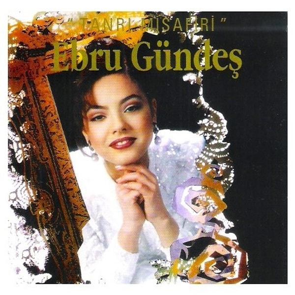 1993 yılında Tanrı Misafiri albümünü çıkardığında henüz 18 yaşında genç bir kadındı Ebru Gündeş.
