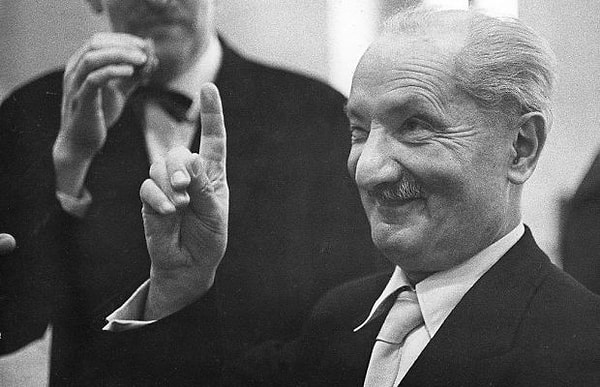 4. Fenomenolojiyi varlık sorunu bağlamında yeniden yorumlayan Martin Heidegger, 1933'te Nazi Partisi'ne katılmıştır.