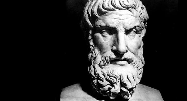 12. Hazcı olarak bilinmesine rağmen zevk ve sefa alemlerinden uzak duran Epikuros, sadece arpa ekmeği, peynir ve meyve ile beslenmiştir.
