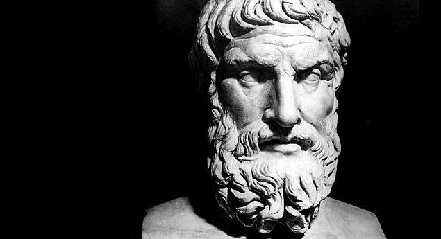 12. Hazcı olarak bilinmesine rağmen zevk ve sefa alemlerinden uzak duran Epikuros, sadece arpa ekmeği, peynir ve meyve ile beslenmiştir.