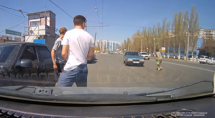 Karşıdan Karşıya Geçmek İçin Araçların Arasına Dalan Kadının Korku Dolu Anları