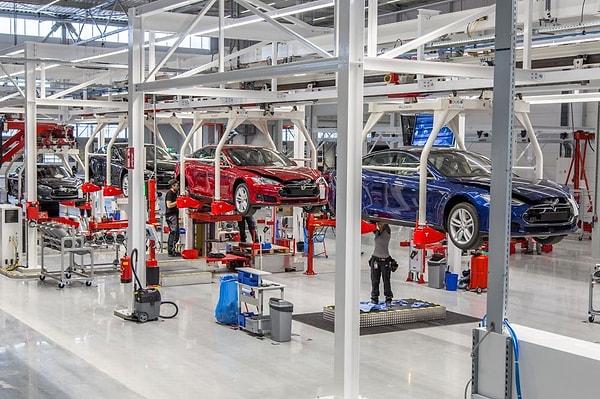 Şubat ayı itibarıyla Tesla'nın ürettiği toplam elektrikli araç sayısı 300 bini geçti.