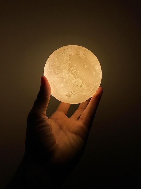 16. Bu küçük bir "Ay Lambası". Elinize aldığınızda sanki gerçekten Ay'ı tutuyormuş gibi güçlü hissedebilirsiniz. 💪