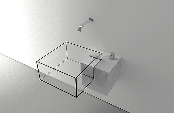 20. Mimar Victor Vasilev tarafından tasarlanmış küp şeklinde bir lavabo.