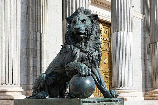 11. Dünyada gerçek aslanlardan daha fazla aslan heykeli bulunuyor.