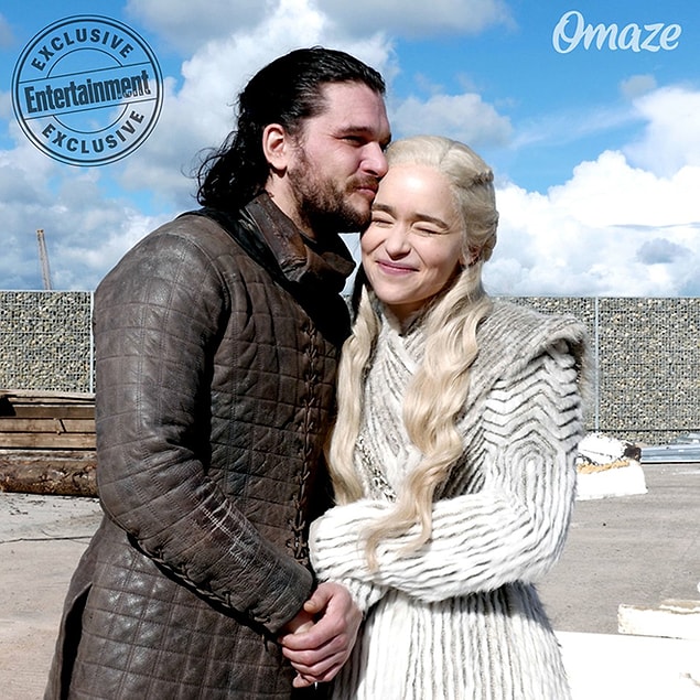 13. Emilia Clarke'ın İngiltere'deki Hemşireler Birliği için yardım toplamak amacıyla başlattığı bir kampanyası vardı. Kampanyaya Kit Harington da bu fotoğrafla destek verdi.