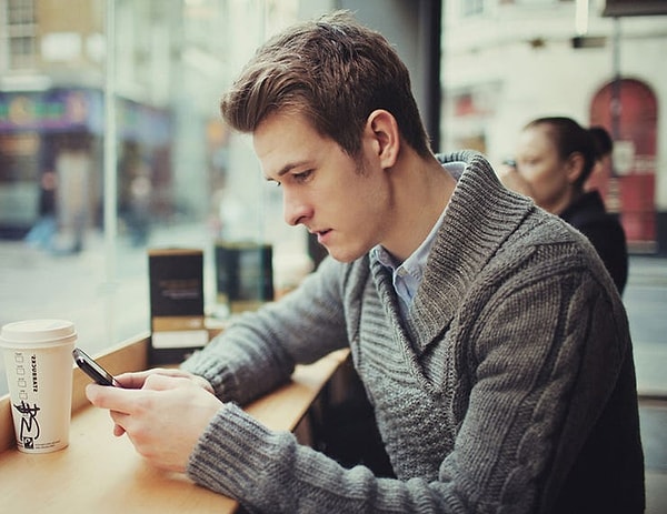 9. Он не скрывает своего общения с другими девушками