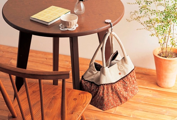 10. Считается неприличным ставить сумку на стол или вешать её на спинку стула.