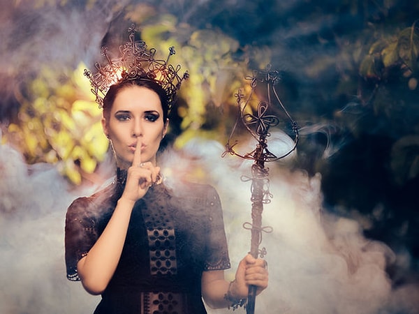 3. Ты бы больше хотела держать власть в своих руках или чтобы твой народ тебя обожал?