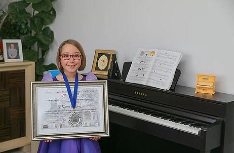 8 Yaşındaki Piyanist Göğsümüzü Kabarttı! Nisan Öksüz, Roma'daki Uluslararası Yarışmadan Birincilikle Döndü