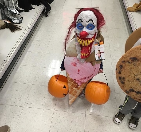 6. А этот ребенок не смог определиться с выбором костюма на Хэллоуин и решил смешать сразу два!