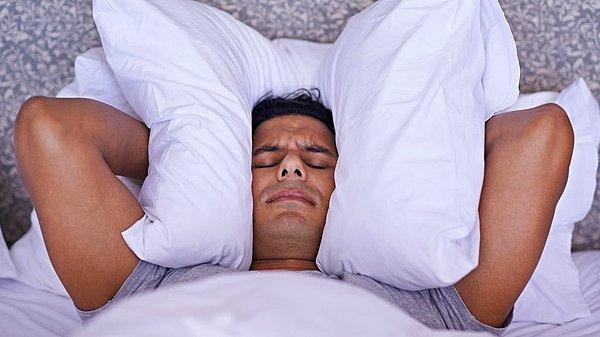 2. Fazla gürültülü bir ortamda uyumak