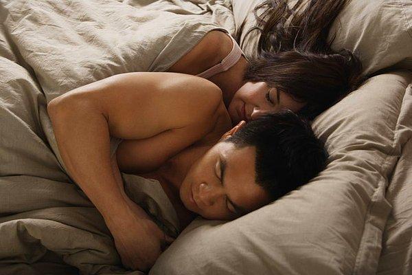 İngiltere'de yapılan araştırmaya göre İngiliz çiftlerin %20'si kaşık pozisyonunda uyumayı tercih ediyor.