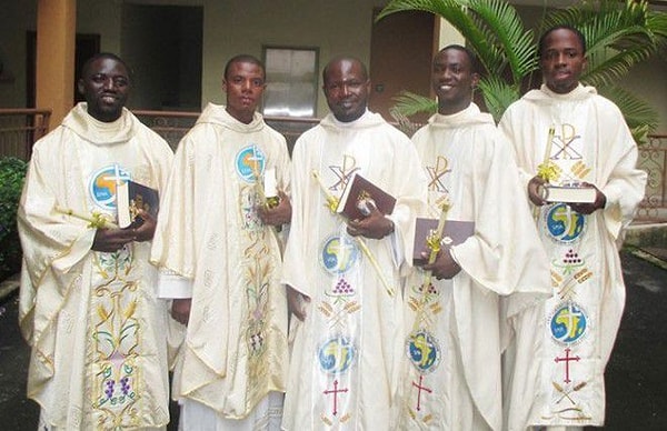 7. Католические священники и вудуисты работают вместе