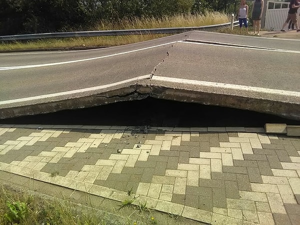 10. Из-за жары дорога расширялась до тех пор, пока не сломалась