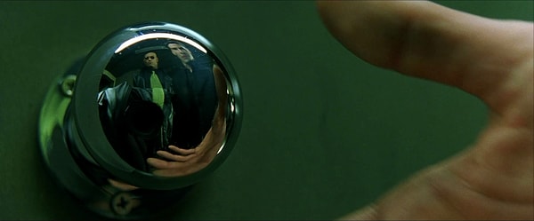 4. А вы заметили в этой сцене "Матрицы" еще и линзу видеокамеры? Слишком уж очевидная ошибка!