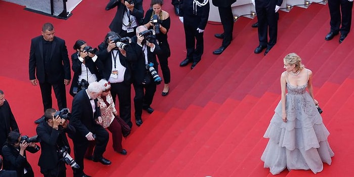 Красная дорожка снова зовет: Голосуем и выбираем лучшие каннские наряды знаменитостей!