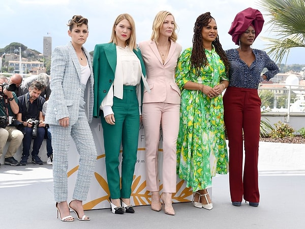 Но мы, конечно, не об этом. Нас прежде всего интересуют наряды 😉