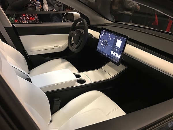 7. Интерьер автомобиля Tesla Model 3