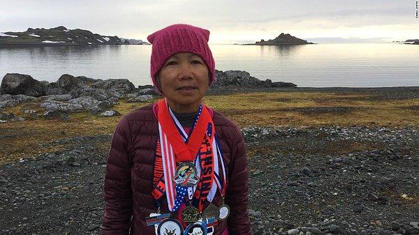 1. Independence, Missouri'de yaşayan Chau Smith isminde bir kadın, 70. yaşını kutlamak için 7 kıtada 7 günde 7 maraton tamamlamış. Evet, Antarktika da dahil!
