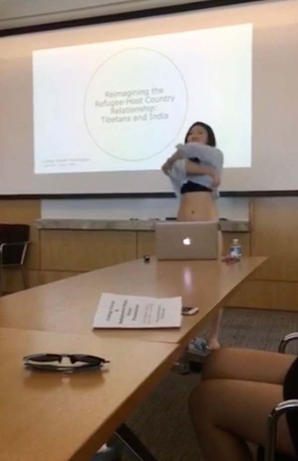 Впрочем, первая группа так не считает, а потому 28 учеников из 44 тоже предпочли раздеться в качестве протеста и для поддержки своей "коллеги".