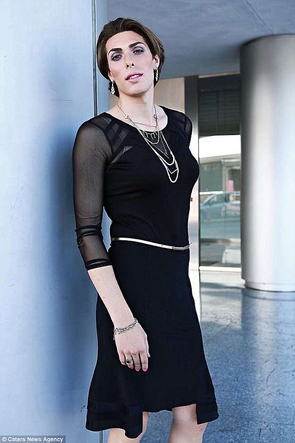 "Женщина всей моей жизни (которой у меня пока нет) не будет предавать значение всей этой истории. Например, у меня все еще нет достаточного волосяного покрова, но со временем и он тоже появится"