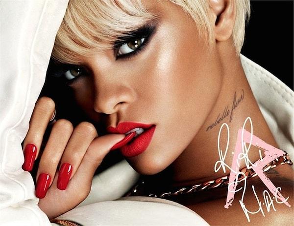 Bir tanecik kraliçemiz Rihanna, 2013 yılında kozmetik sektörüne de el atıp MAC ile br koleksiyon çıkarmıştı hatırlarsanız.