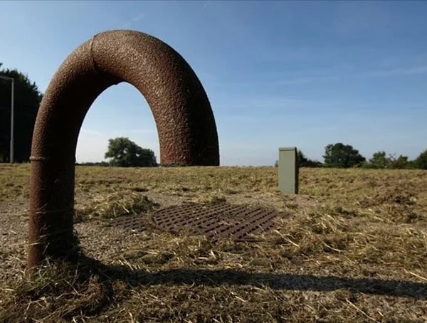 1. Многие бы поклялись, что эта труба изменяется в диаметре, но на самом деле это не так: все дело в ракурсе.
