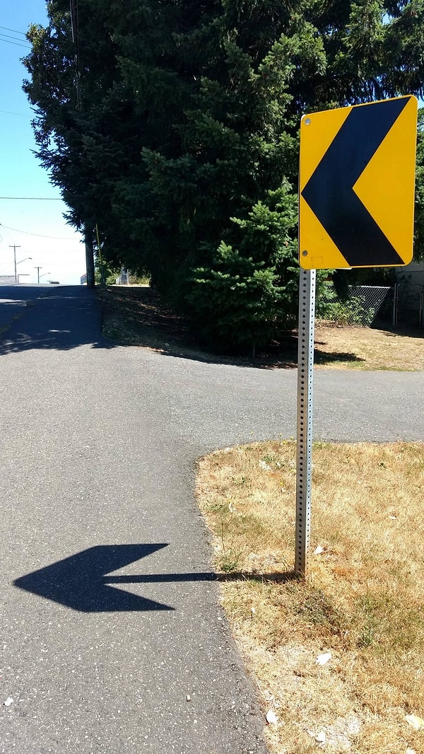 11. С тенями предметов вечно творится что-то странное...