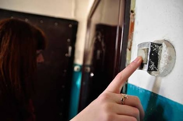 12. В дверь звонит соседка и просит взаймы 2 куриных яйца. Вы: