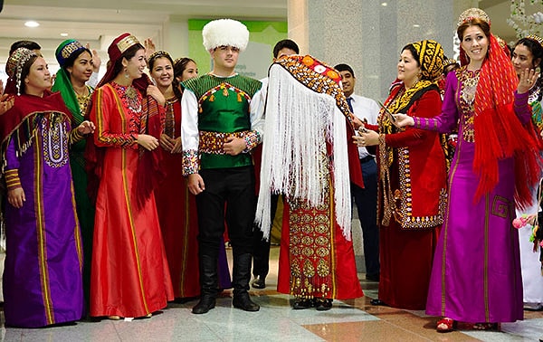 2. Визитной карточкой какой страны является подобная одежда?