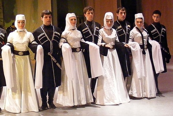 4. Знаете, где носят такие национальные костюмы?