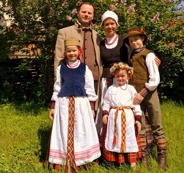 7. По таким костюмам мы можем узнать...