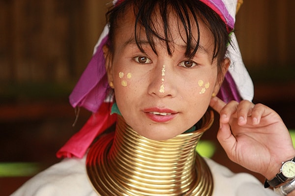 8. Где живет народ Карен, женщины которого носят на шее множество браслетов?