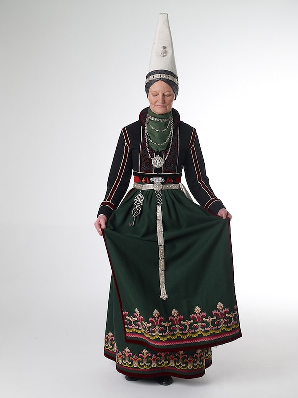 11. В какой стране отличительной чертой народного костюма являются вот такие причудливые головные уборы у женщин?