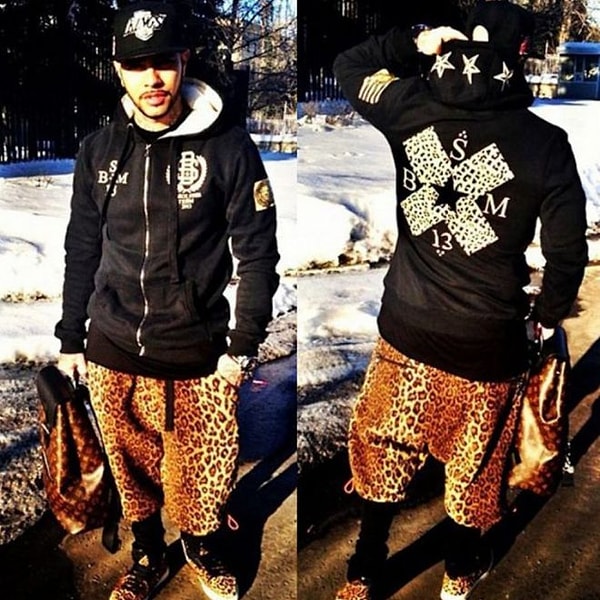 12. Охотник с трофеем.