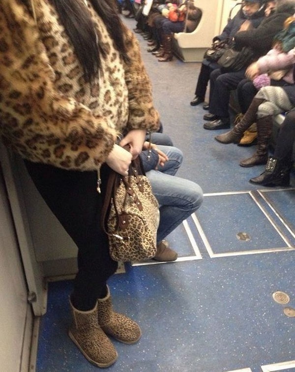 19. Не хватает брюк в тон.