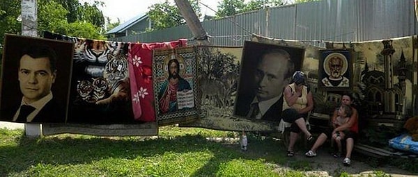 13. Кому ковер с Путиным? Не хотите? А вон еще Медведев висит