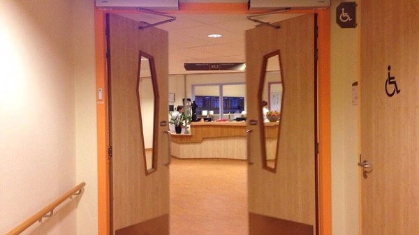 2. Дверь больницы в форме гроба 😶