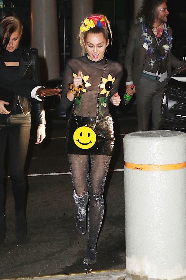 5. Майли Сайрус в аэропорту... Хорошо, что певица завязала с такими образами!