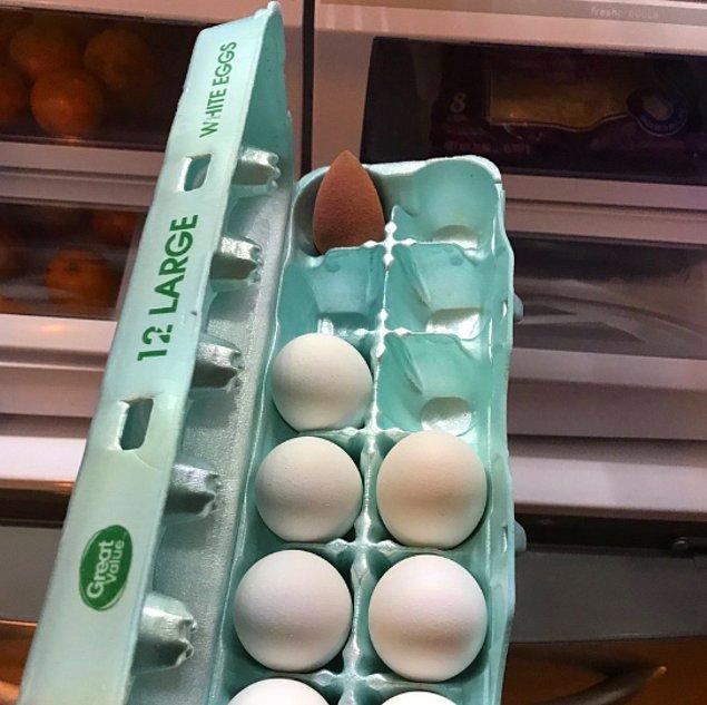 3. Erkek kardeşi makyaj süngerini yumurtaya benzettiği için yumurta kutusuna saklamış.