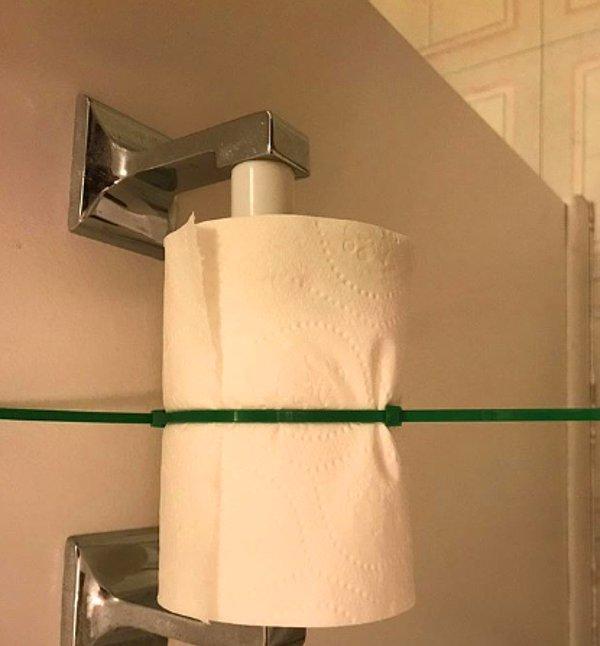 15. Kız kardeşlerinin tuvalet kağıdını kullanamaması için bu çözümü bulmuş...