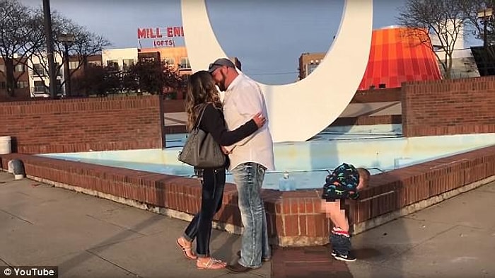 Evlilik Teklifinin Ortasında Pantolonunu İndirip Çişini Yapmaya Başlayan Ufaklığın Efsane Anları