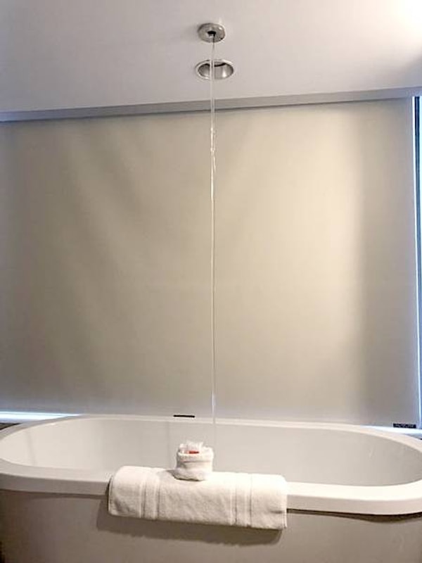 2. Если вам не нравится обычный душ, как насчет просто отверстия в потолке?