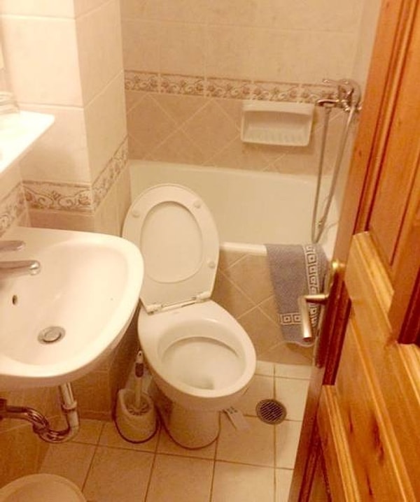 7. Главное - не вступить в унитаз выходя из душа