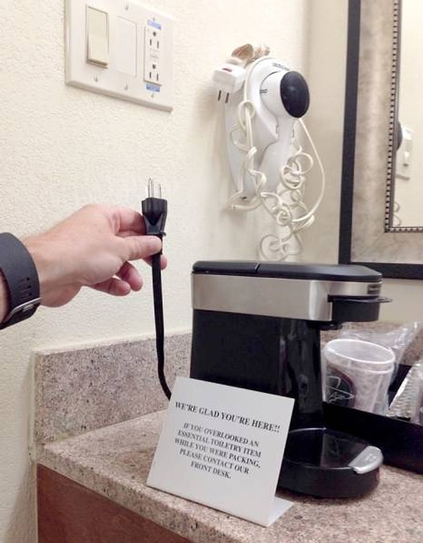 20. Отель подумал о кофемашине, но о розетке для нее не подумал...