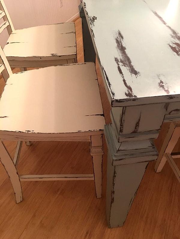 12. Kağıttan yapılmış gibi gözüken ahşap masa ve sandalye.