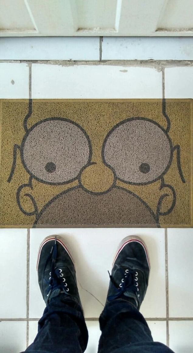 Yer karolarıyla, paspastaki Homer Simpson'ın mükemmel uyumu.