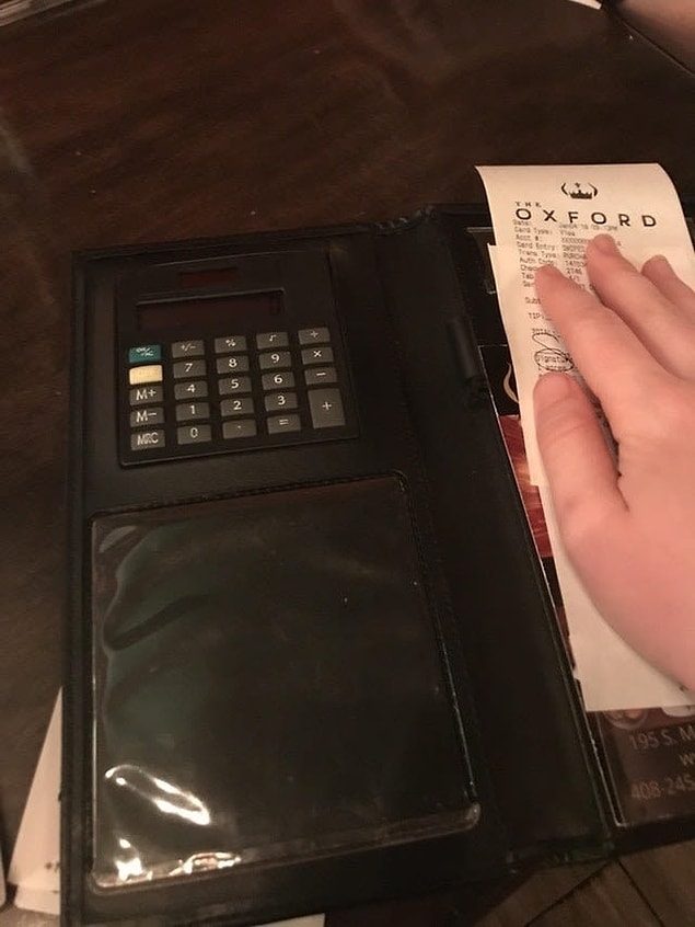 11. Hesabı ayrı ayrı ödemek istediğimizde bu durum garson için de bizim için de zulüm olabiliyor. Bu restoran bu durumdan sıkılmış olacak ki, hesap tutacaklarına küçük hesap makineleri koymayı ihmal etmemiş.